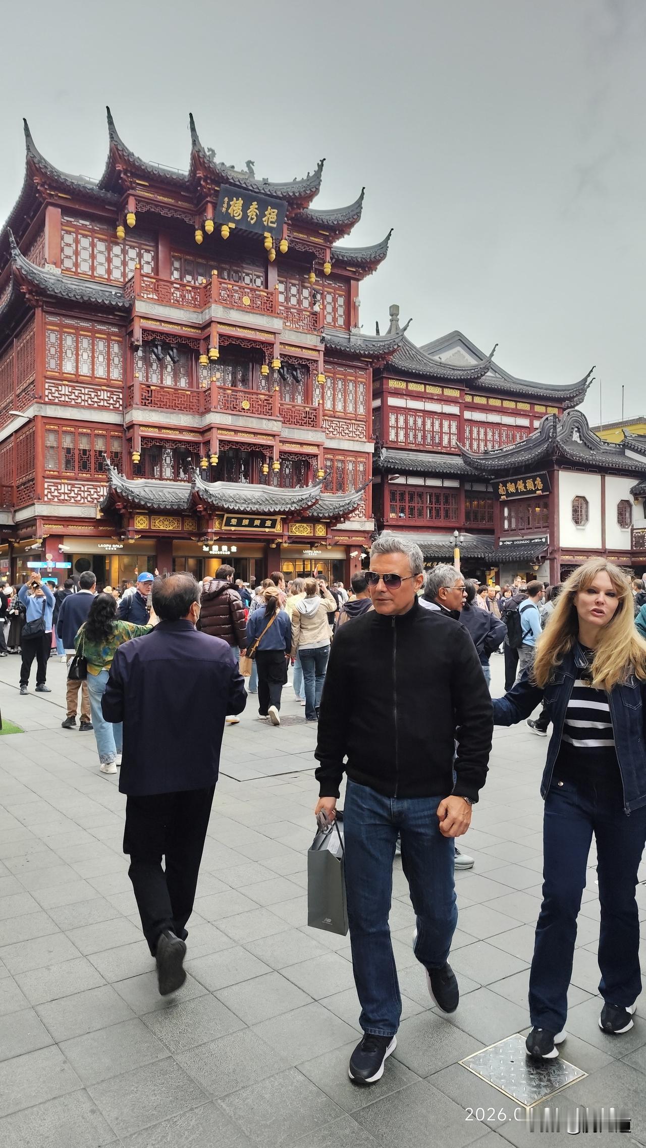 能分享你家乡的美景照吗豫园商城游客多