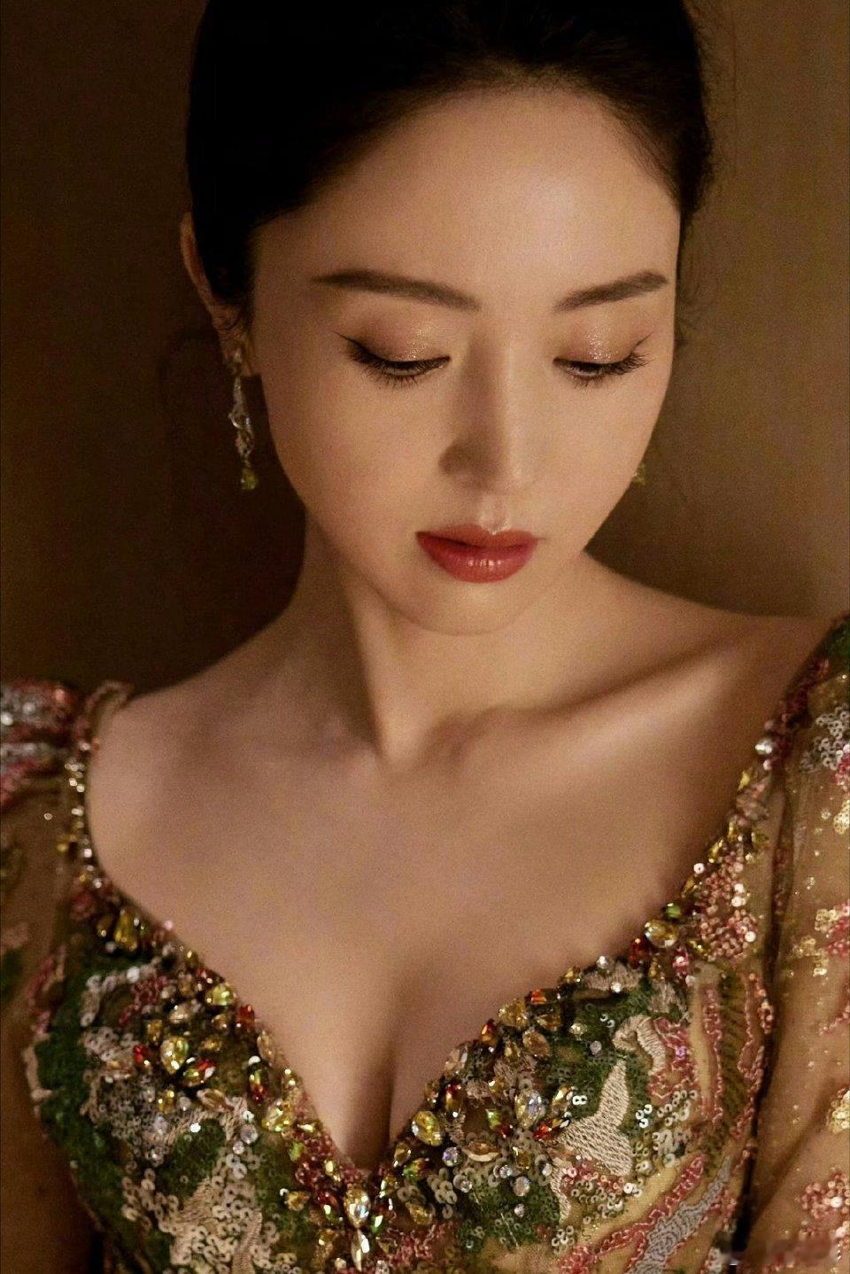 董璇戴着婚戒姐姐手上婚戒闪着呢！一看就挺幸福的，大家别瞎琢磨了哈董璇机场戴了婚戒