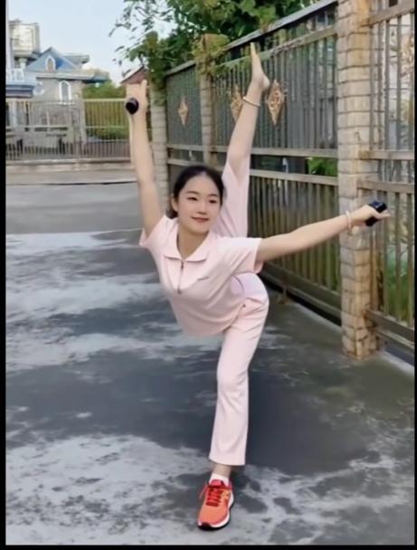 芳草地
体育锻炼随处可见。只要你热爱运动。就能找到锻炼的地方。屋外场地的一角就是