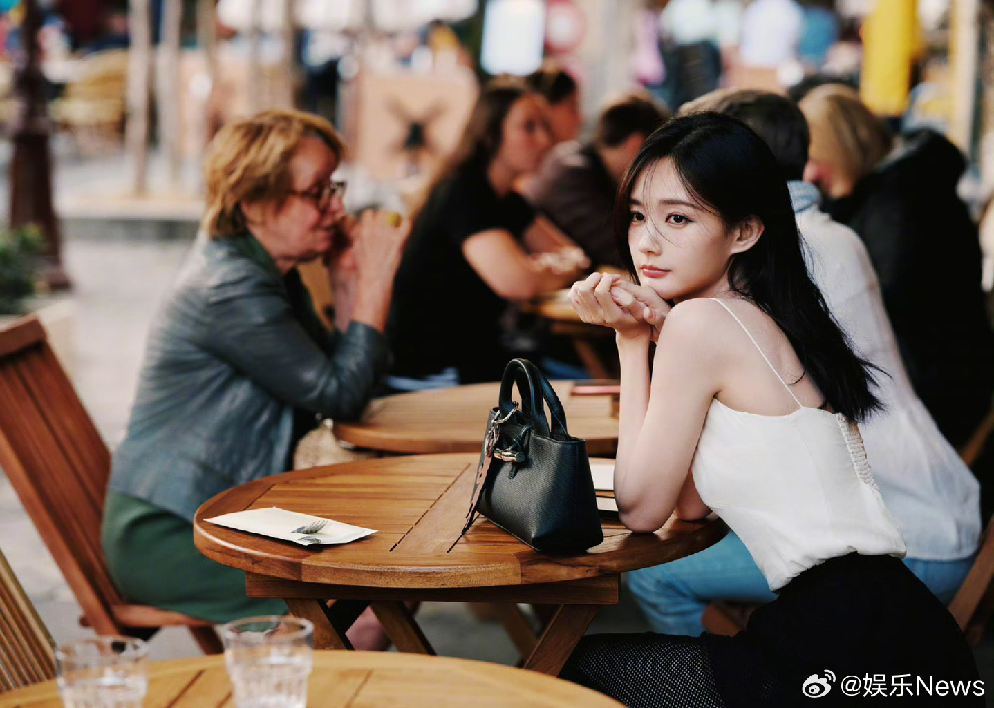 巴黎街头的李一桐太美了，光是站在那里就是一道靓丽的风景线[爱慕] ​​​