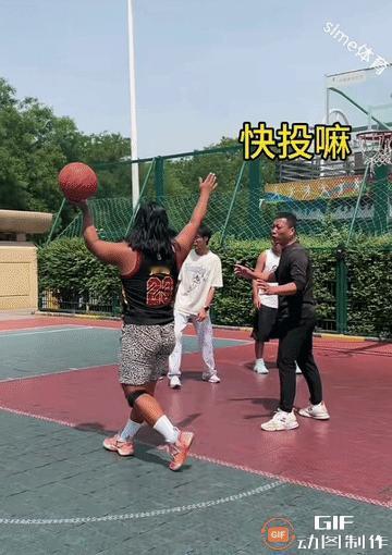 步都走成这样了，还好意思指天画地的！穿件23号球衣就是詹姆斯了？[我想静静]