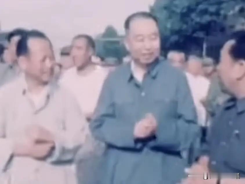 1976年7月，唐山大地震后，华国锋同志受毛泽东主席委托前往唐山慰问英雄的唐山人