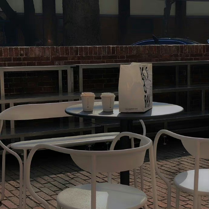 快乐是吞咽的，悲哀是咀嚼的，如果咀嚼快乐，会嚼出悲哀来。  —— 木心《琼美卡随