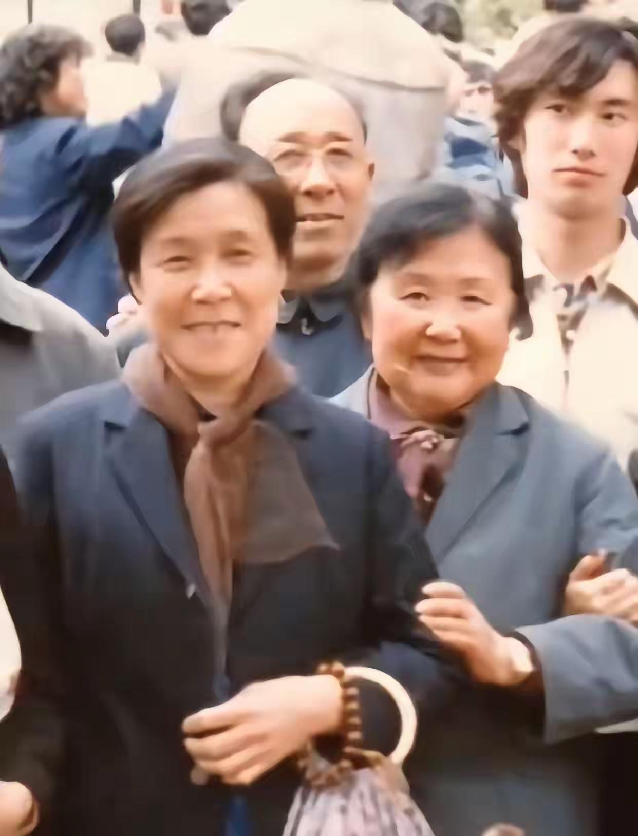 造型师和化妆师的本事，那可真是不容小觑！
原本普普通通的两个人，经他们一番打造，