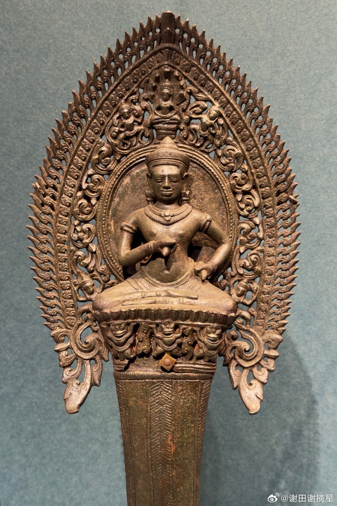 故宫博物院泰国特展“金邻共曜”的佛像。展现了泰国佛教的多样性。图1 青铜佛说法像