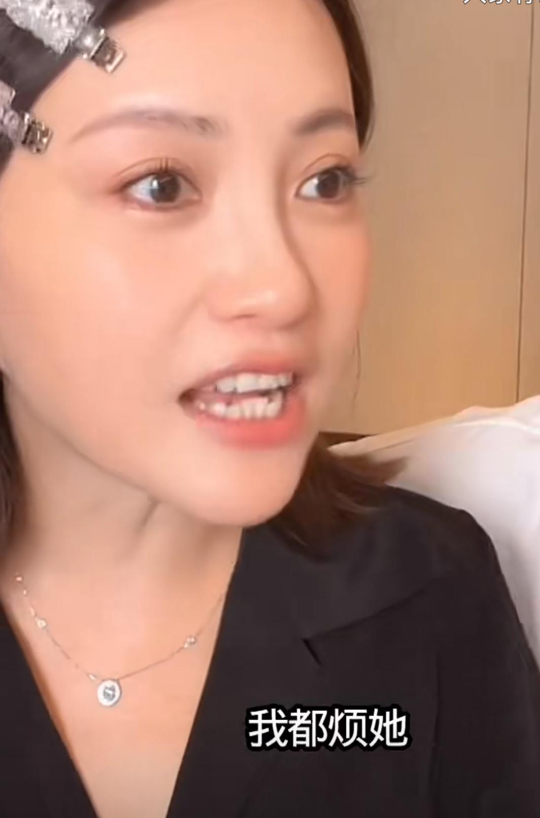 包文婧产后情绪失控。
包文婧好爱包贝尔，生了一胎又要了老二。
甚至产后有些抑郁，