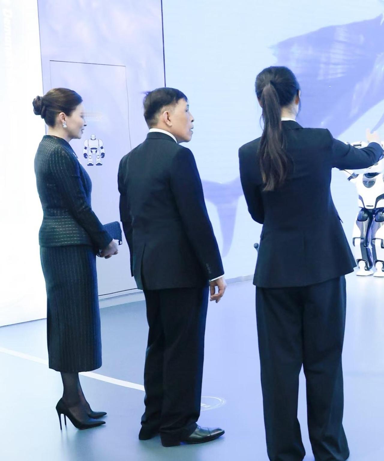 快讯！快讯！
 
泰国王室突然宣布了王后参访人形机器人中心的安排。
 
11月1