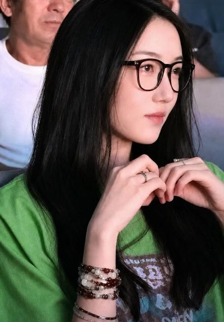 王菲没想到，自己最爱的小女儿李嫣，竟又给李亚鹏疯狂长脸了！

19岁李嫣假期回国