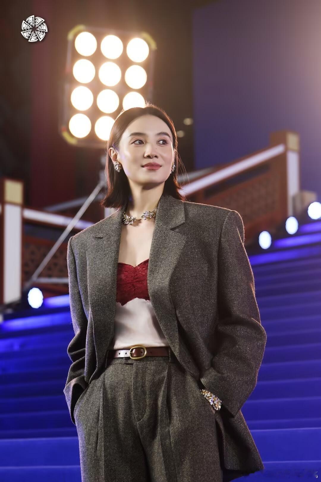 宋佳昨天这件红色蕾丝内搭和卡地亚珠宝真美，就是不穿这件廓形外套更好了。 