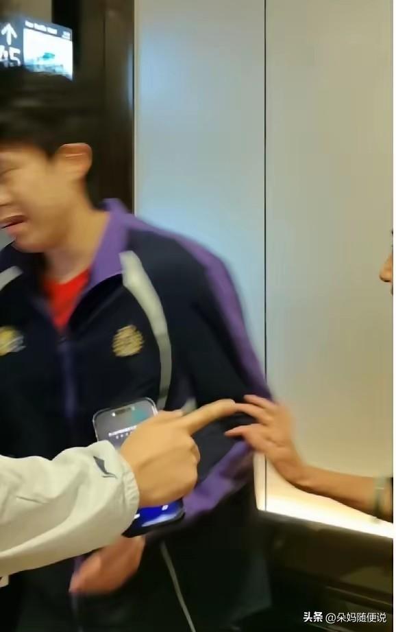 大姐这不是动手难道是动脚吗？看一看王楚钦这烦躁的表情吧！这么大年纪了怎么说也知道