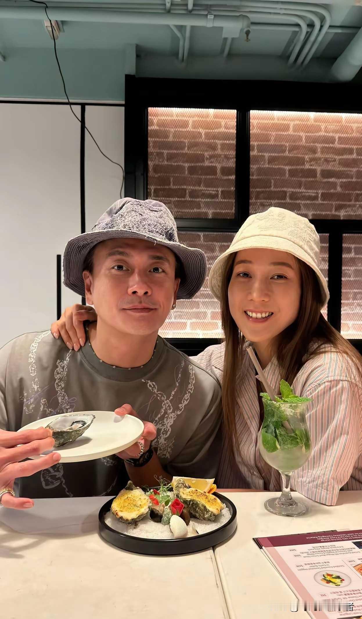 黄宗泽和钟嘉欣难得一聚，这两人一个是胡杏儿的闺蜜，一个是胡杏儿恋爱多年的男朋友，