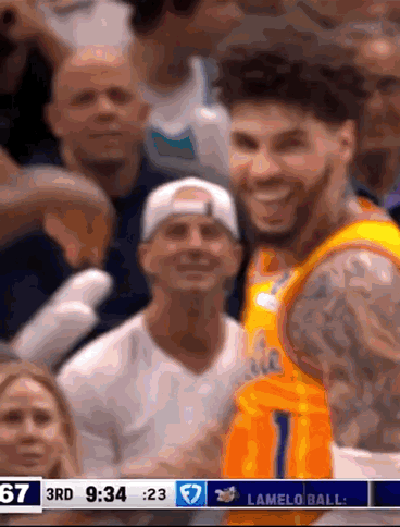 “三球”这一球够吹两个星期的了！
背运，拉回，撤步三分，biu
重点是，防守他的