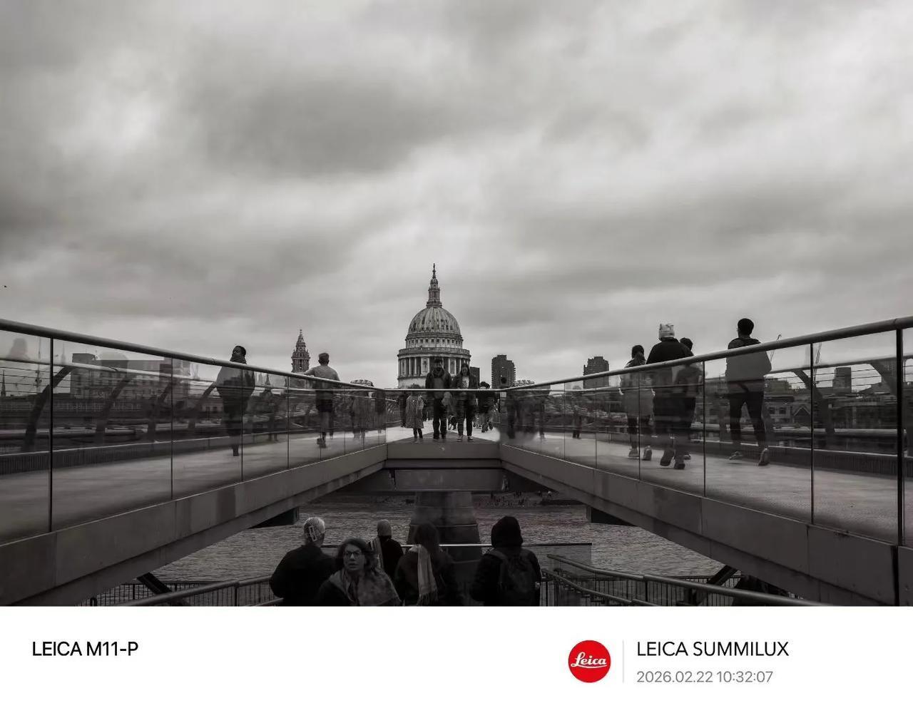 走过“千禧桥”，回首眺望“大教堂”……
（朱悦Michael苏垦生化琴）
“千禧