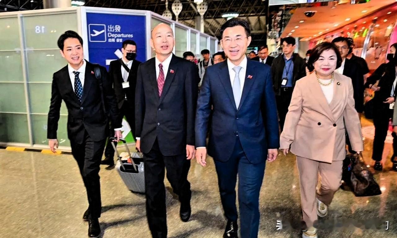韩国瑜昨晚在机场高调宣称，岛内几十年打拼最骄傲的，就是拥有“100%民主自由的社