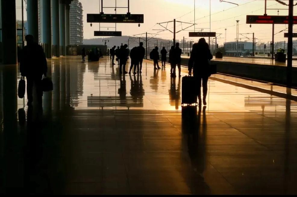 2026 年春节，过年方式变得多样，有人选择回家，有人带着父母去旅游。刷朋友圈，