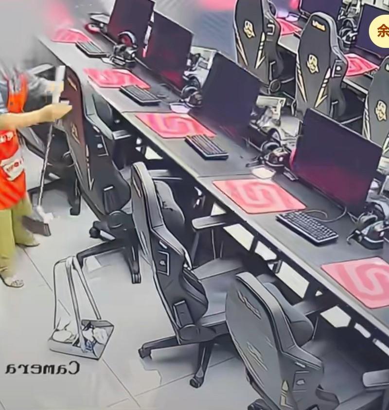 洁打扫完卫生，把椅子推回座位去，结果一排电脑全部倒了，桌子也翻了。
老板说，当天