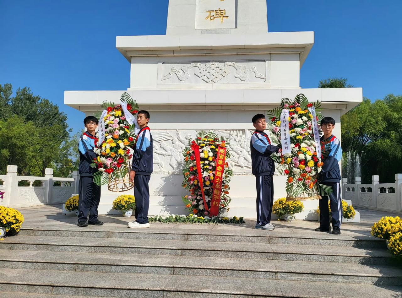 清明祭祖，讲究心诚也讲规矩：

1. 穿衣素净，不穿大红大紫，不嬉笑打闹。
2.