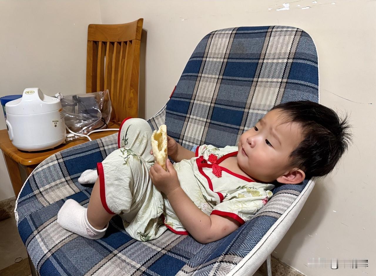 （1290）：妹妹真淘气，昨天傍晚我端着一碗饭，坐在门口正在吃饭，和邻居一块儿聊