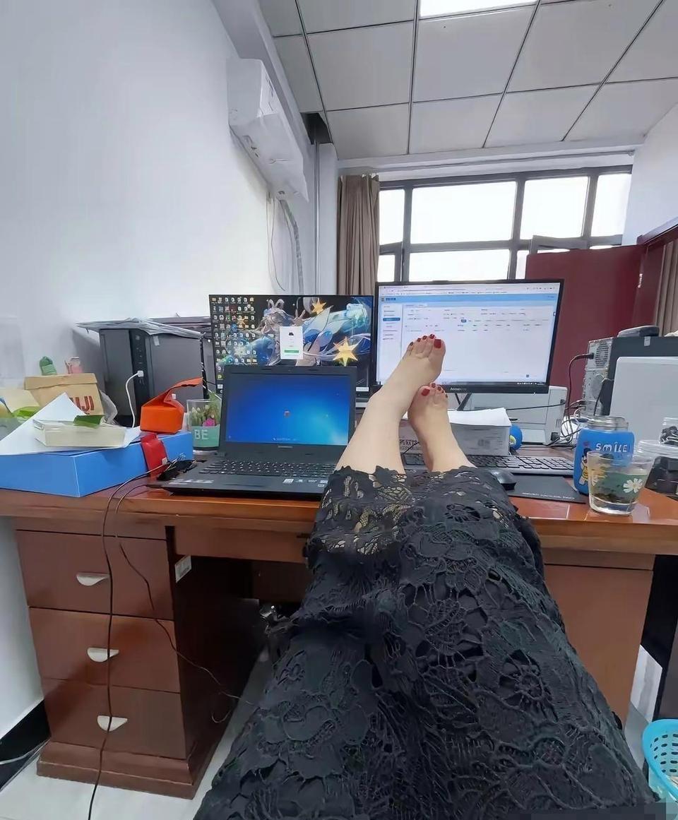 从一个人独享办公桌，
再到笔记，台式电脑，打印机，
据此推断，这应该是位打字员~