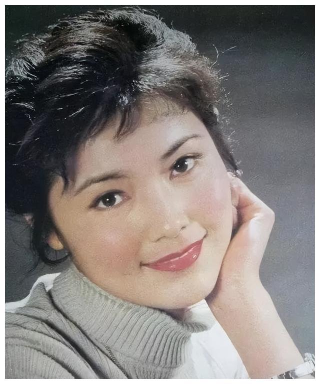 演员，姜黎黎，移居洛杉矶，当上了华语主持人，七年之后，还是思念家乡，回来了，继续