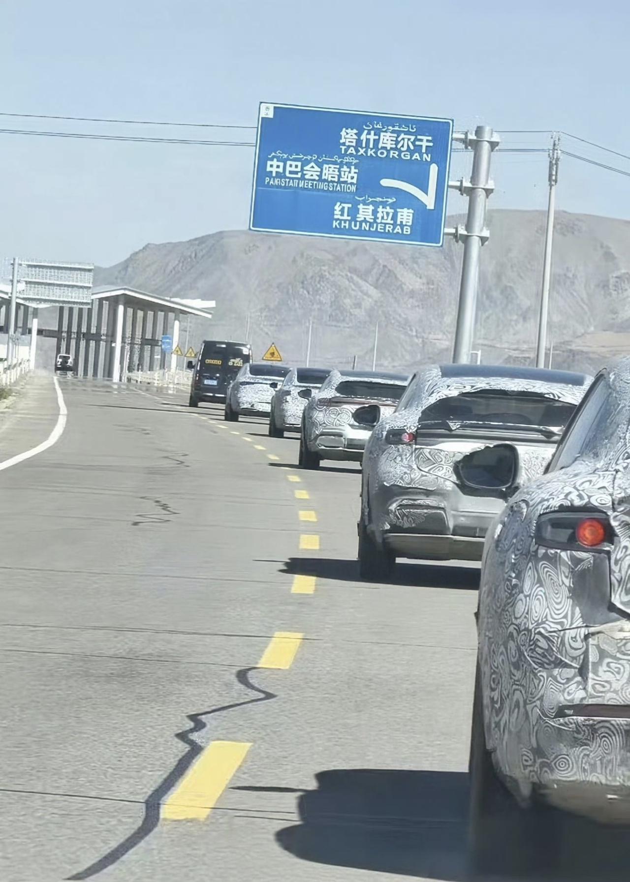 这下还有人说“ai测试”吗？有博主曝光智界RX高原路测车队的实拍照片，一整排RX