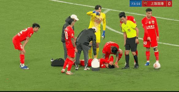 中超赛场又创造了一个名场面！
杨世元“腿震荡！
在昨晚进行的上海德比大战中，比赛