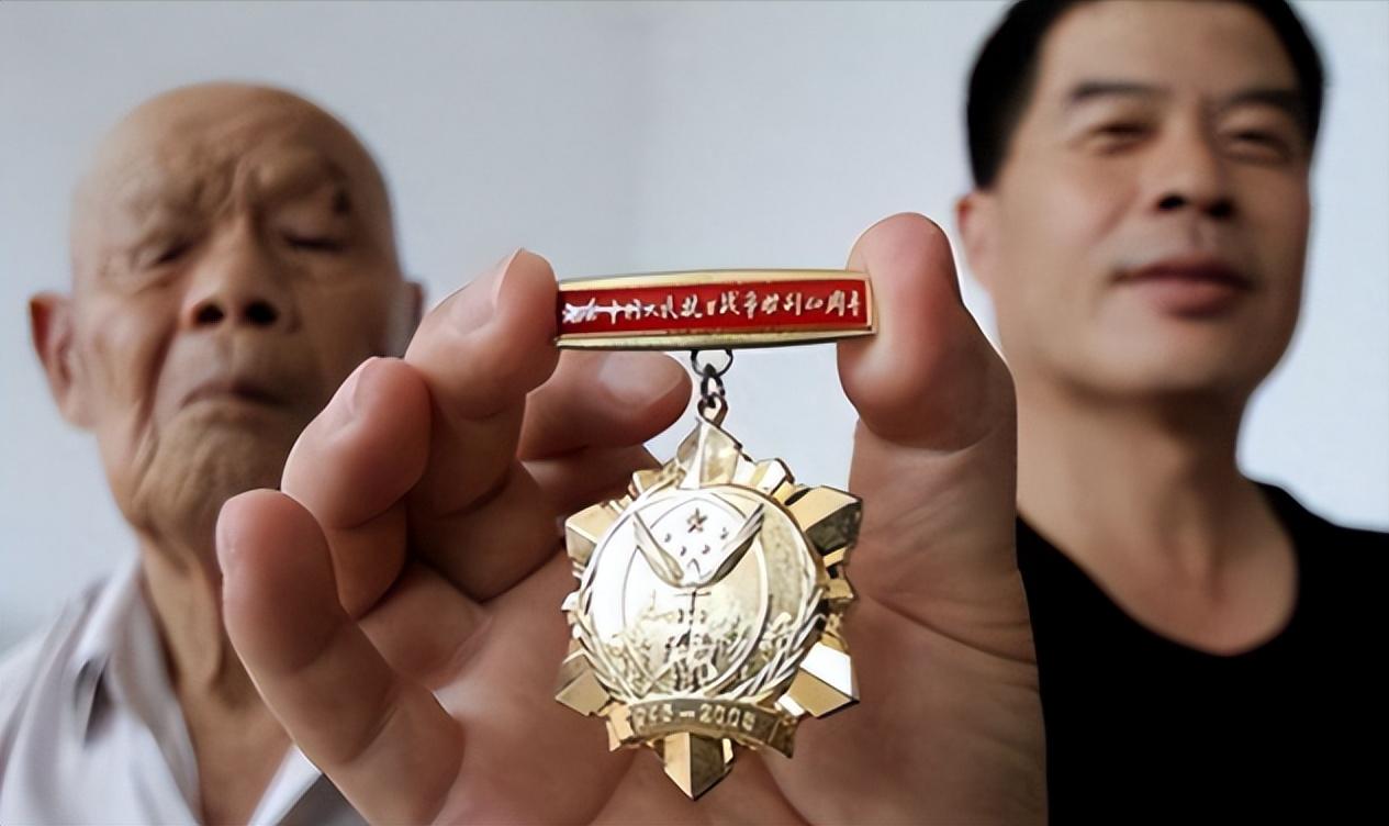 1956年，山东35岁农民咳嗽十年不愿就医，一天，他突然咳出一个黑色带血的东西，