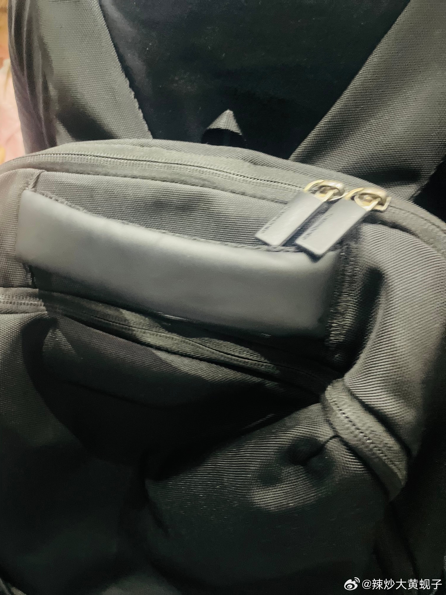 上班上班！电梯里一个大书包向我抡过来了