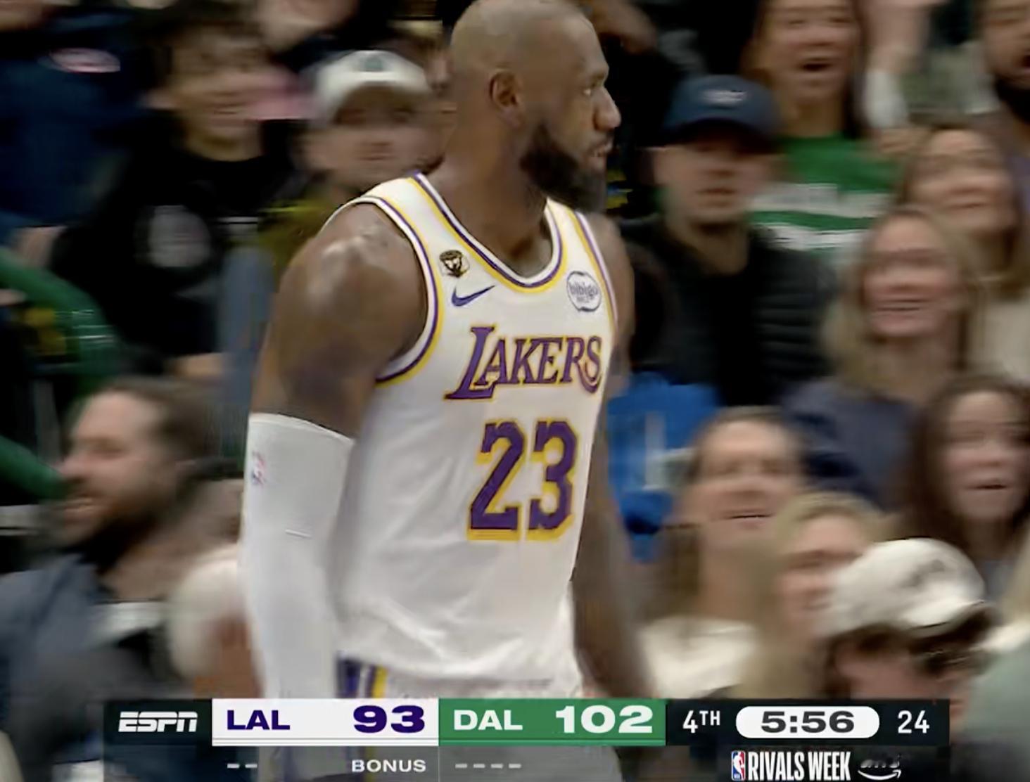 詹姆斯抢断暴扣！独行侠暂停！湖人差9分！ 说了别急，詹姆斯的状态会回暖的湖人vs