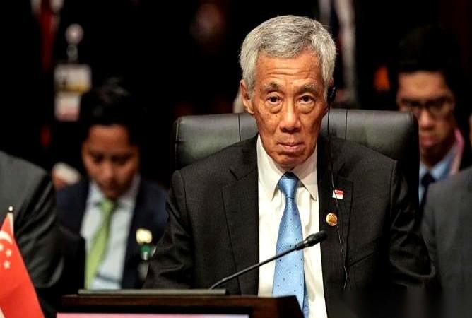 印尼的货船，以前去趟中国，得先在新加坡那儿拐个大弯，卸货、报关、再装船。新加坡啥