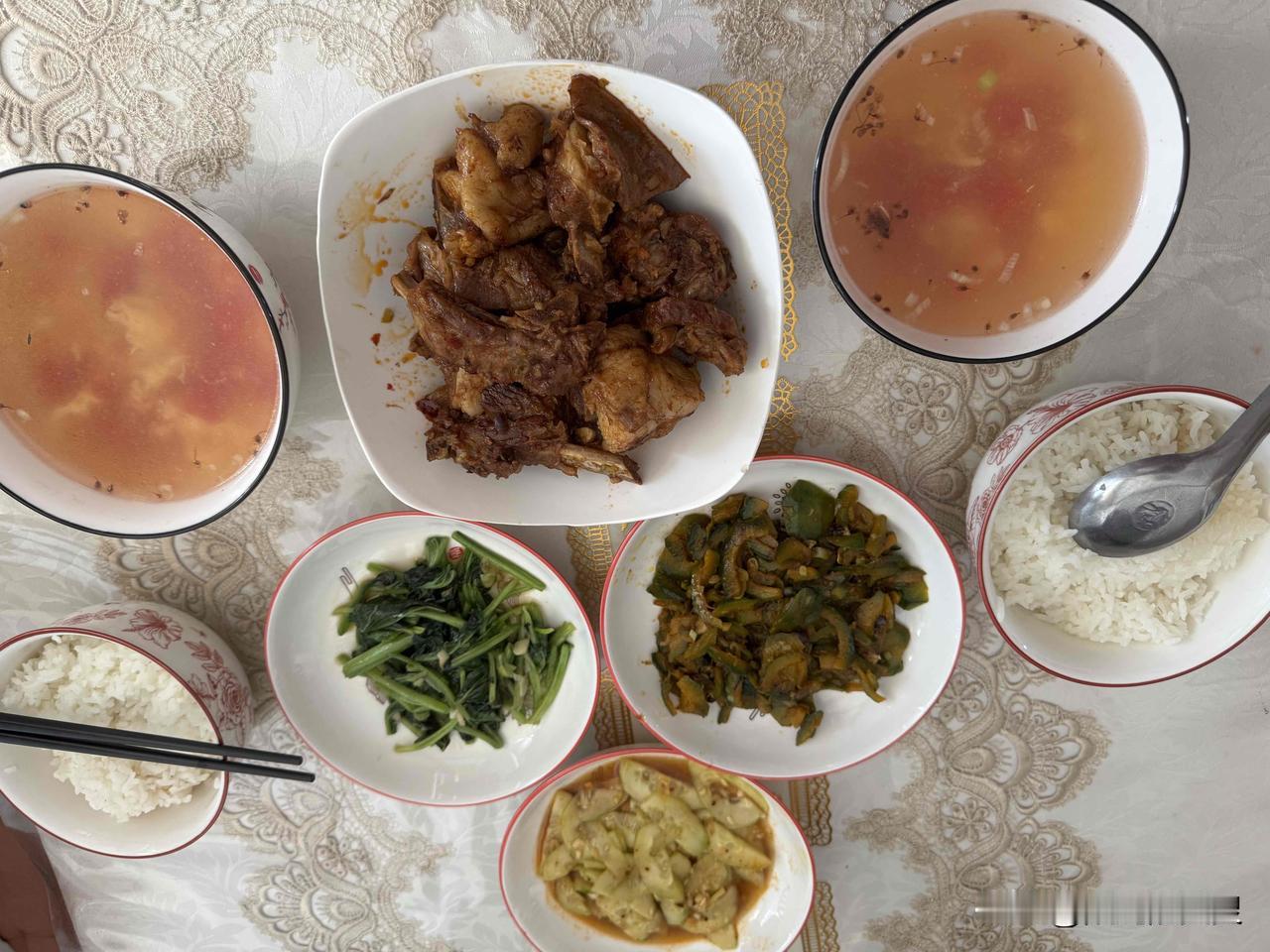 虽然是三伏天，但是吃牛羊肉的习惯还是改变不了。
我们一般不怎么吃猪肉，很少很少很