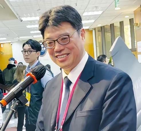 台“陆委会主委”邱垂正发表声明，

这事儿真叫人看着痛快。昨天商总理事长许舒博开