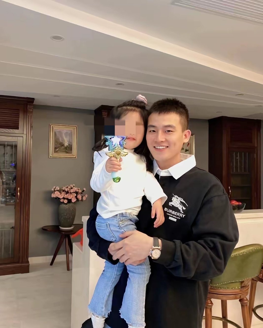 欧豪马年正月现身平潭，豪宅设宴招待亲友，全程忙前忙后，不经意间暴露了中年后的生活