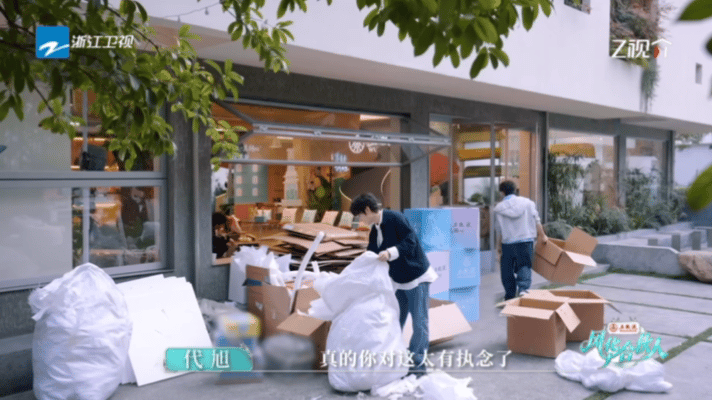 我上班敢怒不敢言就井胧这样井胧把打工人演活了！嘴上骂骂骂咧咧吐槽老板，手上工作却