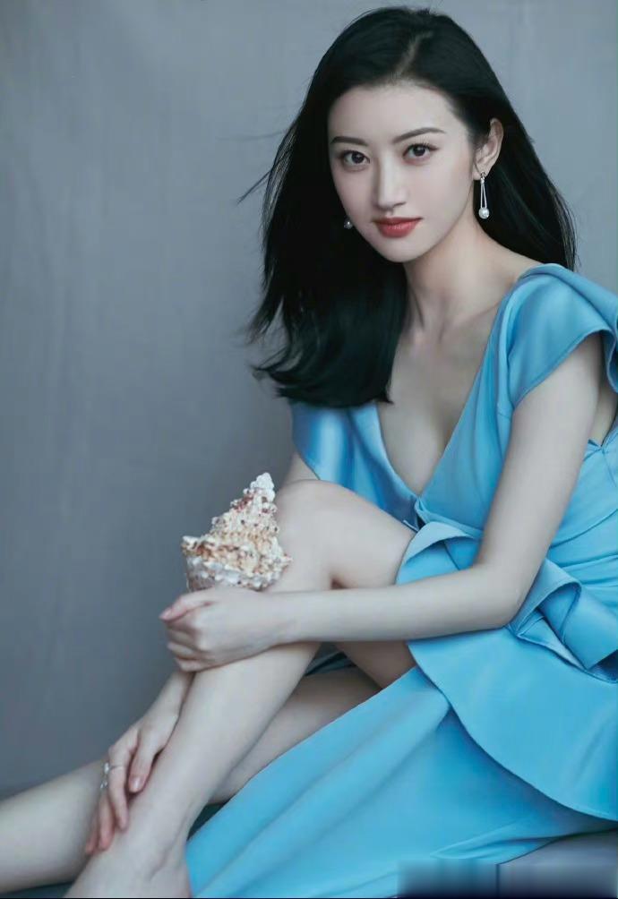 用美丽的面孔安慰夜深的梦 ​​​