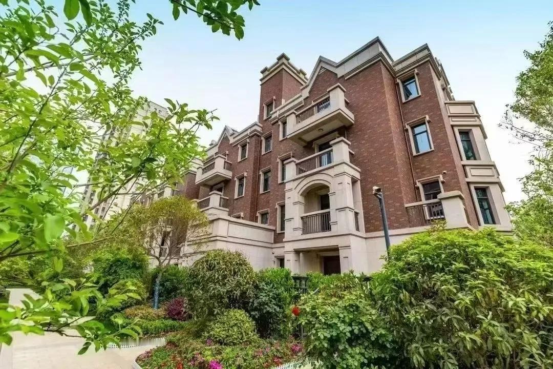 🎉郑东东站，核心地段
🏡别墅里的大平层   一梯一户
🏡237㎡五室，得房