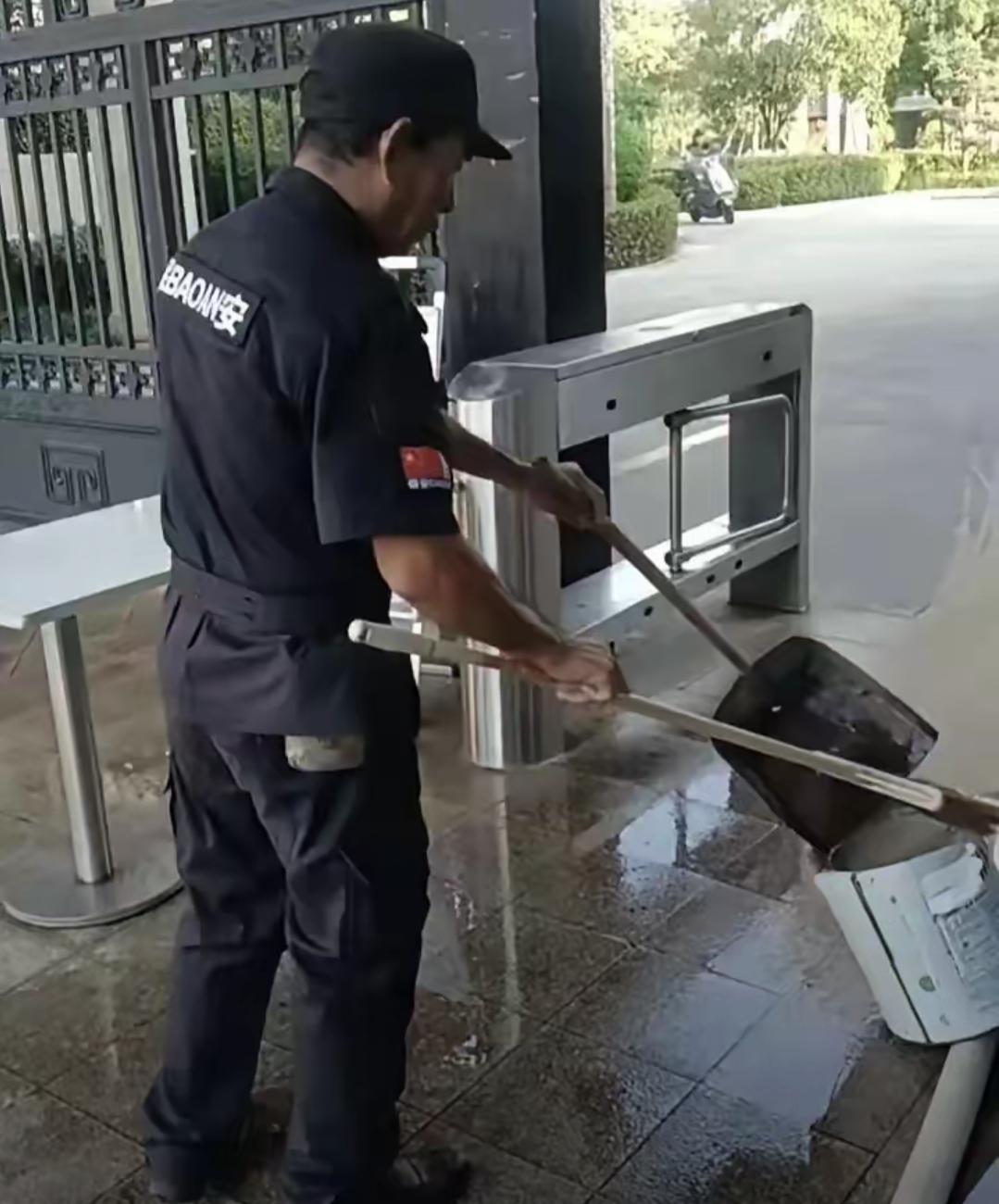 保安小赵今天早上被罚了，他是有苦说不出。今天早上值班时候，经理查岗让他把岗亭周边
