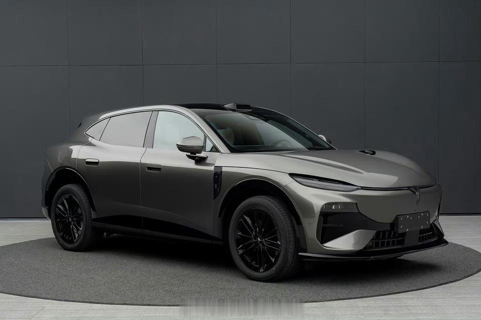 岚图新SUV，我觉得颜值还可以的。有那个味了，目前看来下半年好几款轿跑SUV。还