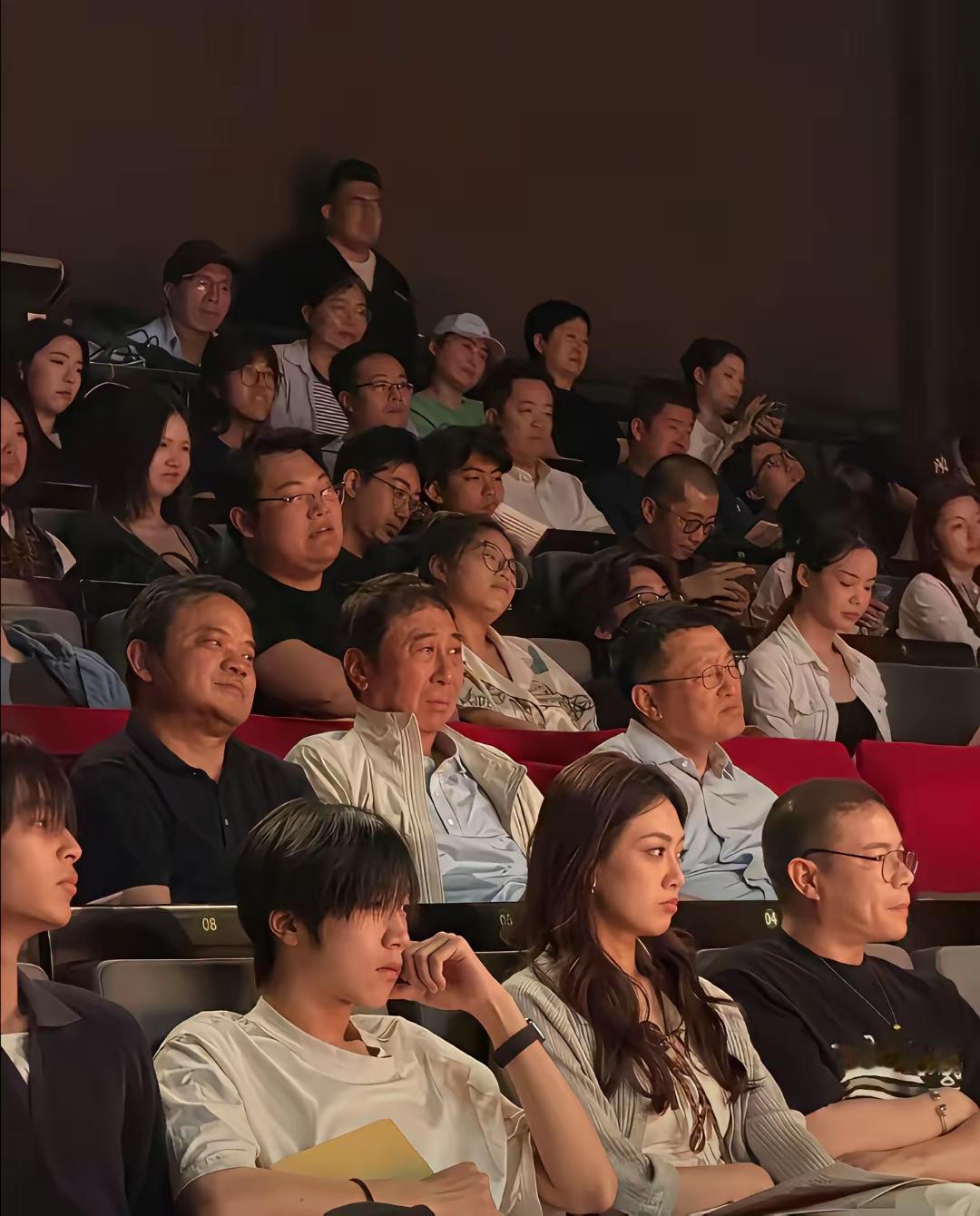 《抓特务》票房遇冷，真不是冯小刚不行了。
 
冯导拍过《甲方乙方》《一九四二》，