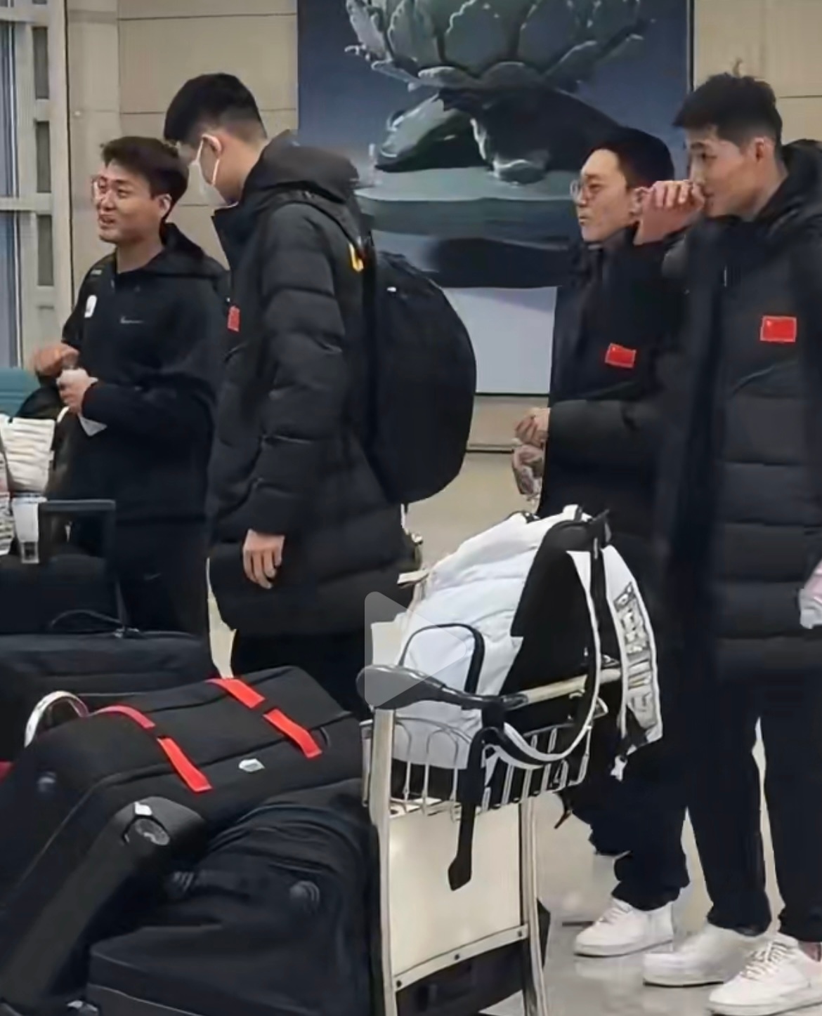 #男篮抵达韩国##赵睿随男篮出征韩国# 11月29日，中国男篮启程前往韩国，他们