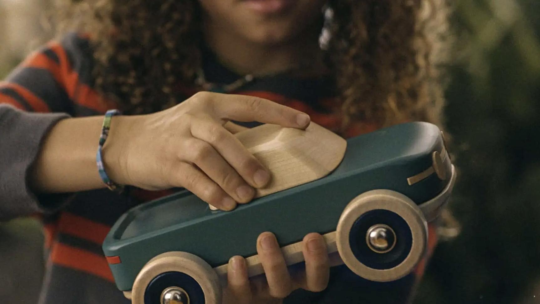 这家新势力推木头玩具车模型，一套150美元新势力喜欢出周边，而且卖得都不便宜，比