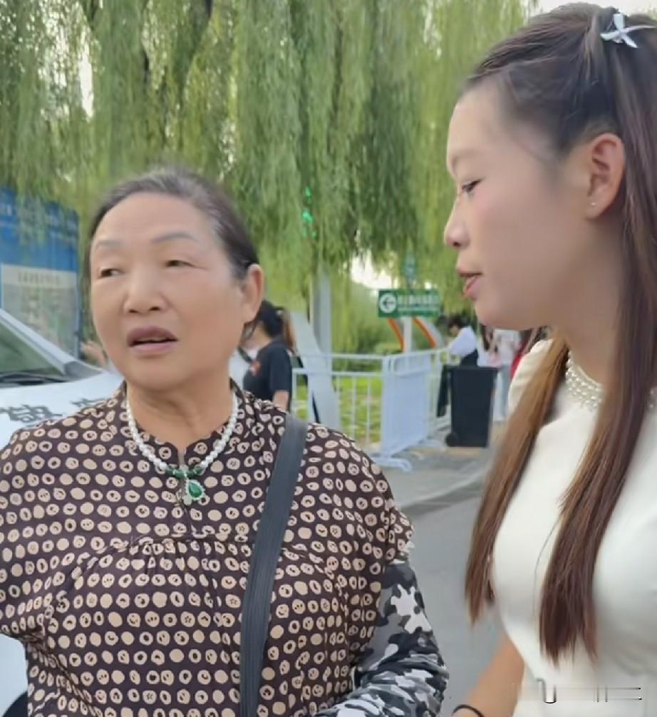 今天谢炜琳给外婆一个惊喜，瞒着她买了一张演唱会门票，全家去看薛之谦演唱会，外婆笑