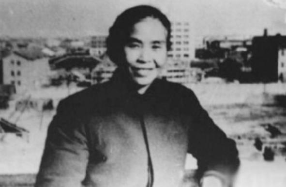 1956年贺子珍送走老友后，情绪激动地询问侄女小平：你知道刚才来拜访的人是谁吗？