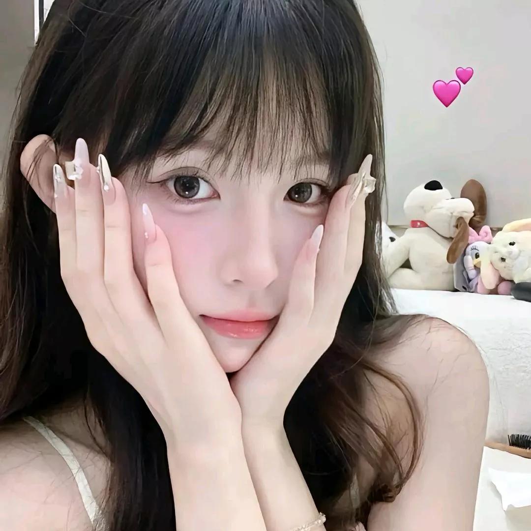 粉妆美人儿，玉手轻掩面。