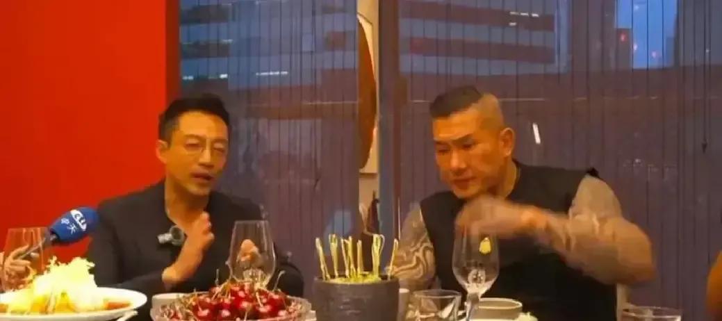 汪小菲请馆长吃饭，自己提前到饭店，见人先起身拉椅子，菜没上齐就盯着服务员让换口味