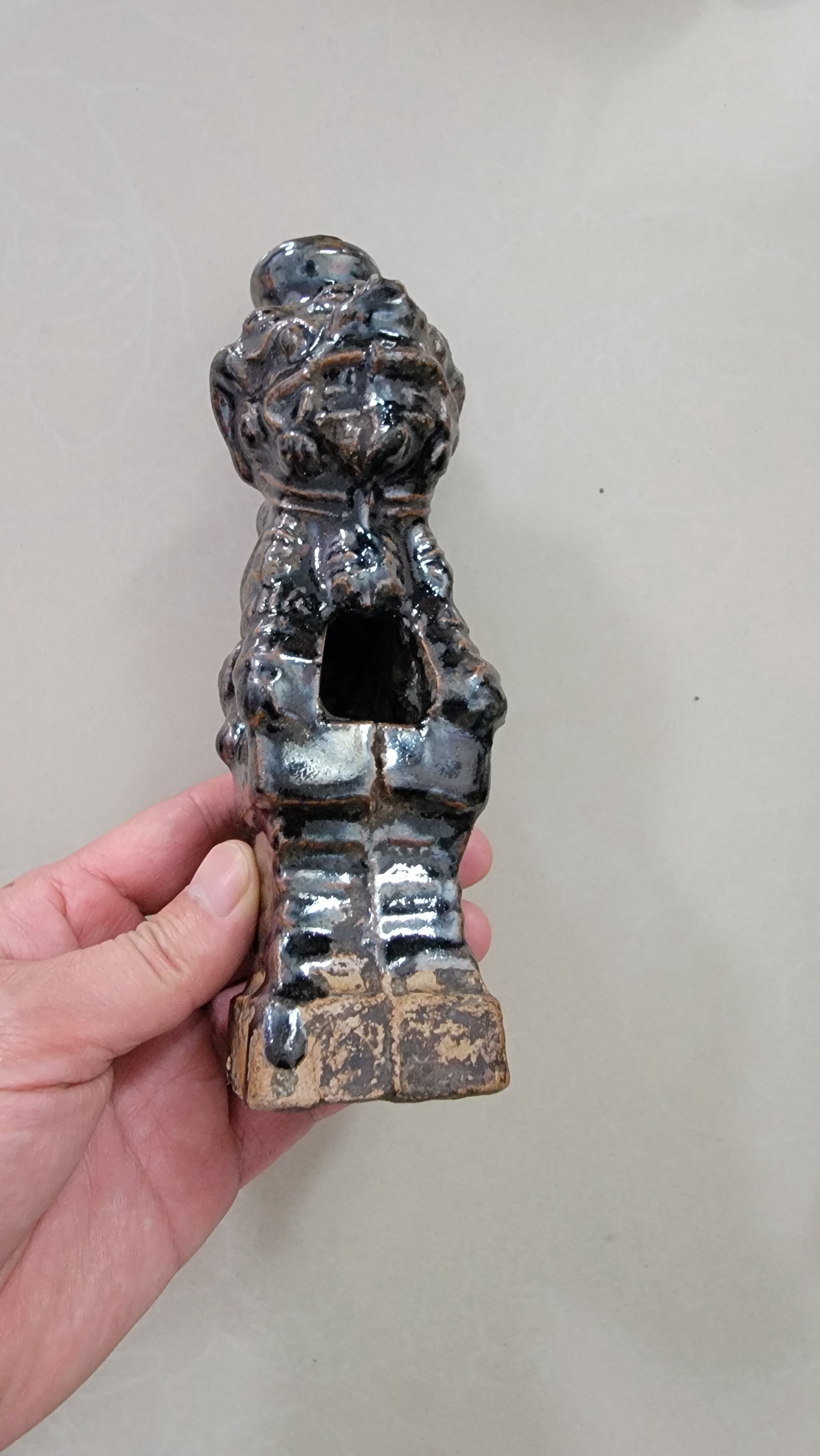 回老家老人从箱底翻出来的，这都是一些啥东西，请懂行的帮忙长眼[嘻嘻]古董老物件文