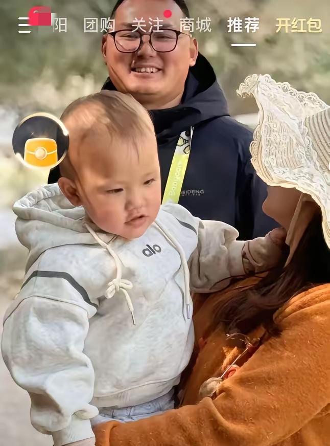 小二娃有空就带小成成去城里玩，只是拍视频少了，有好多镜头没有公开放到视频里，大家