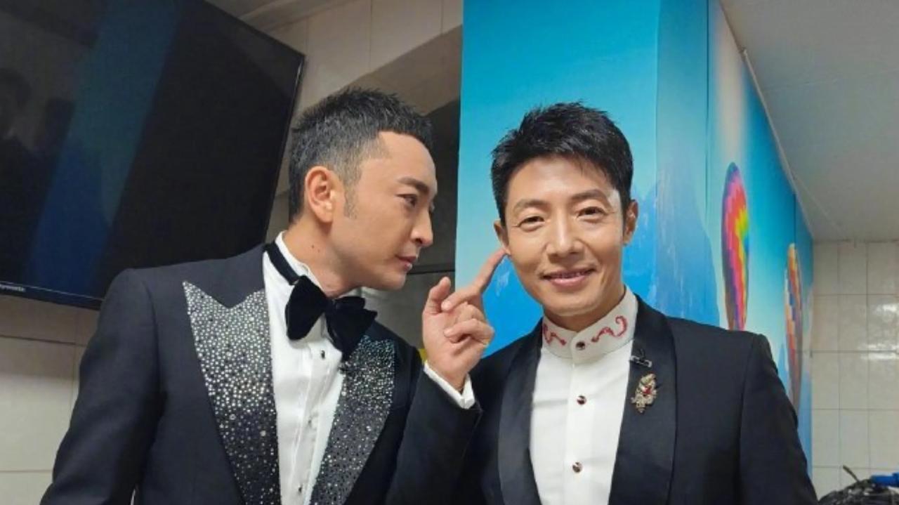 尼格买提、撒贝宁、任鲁豫、龙洋等几位春晚主持人在台前幕后的合影，搞怪，搞笑，充满