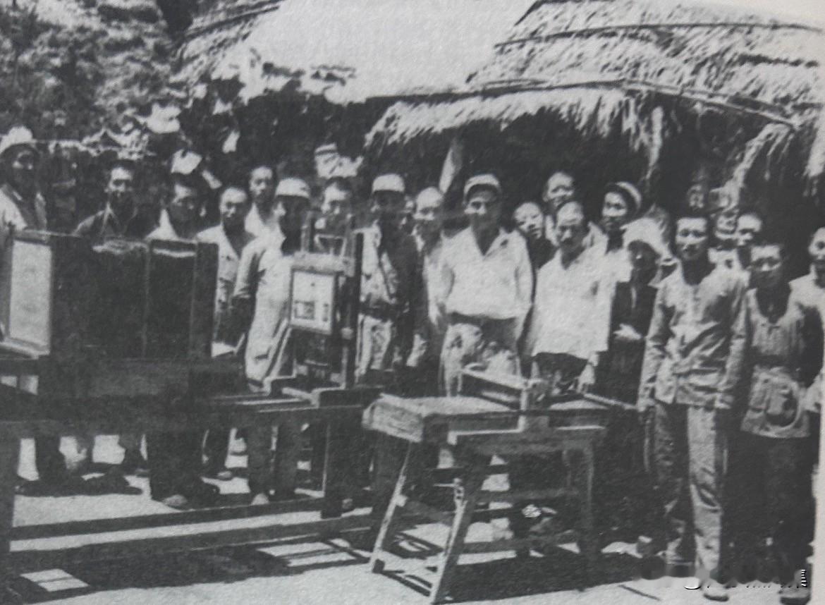【老照片背后的故事136】
1944年，白格里欧与晋察冀画报社部分同志合影留念。