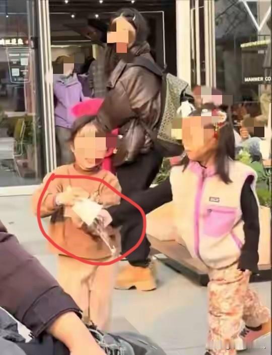 女孩打翻水杯这个事，

最大的问题不是那个犯错孩子，

也不是家长报警太晚，而是